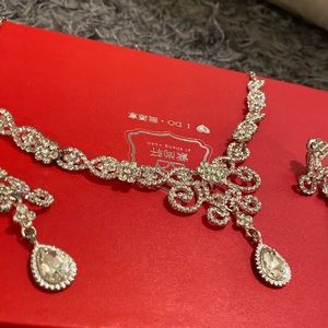 Set of Nackless and Earings